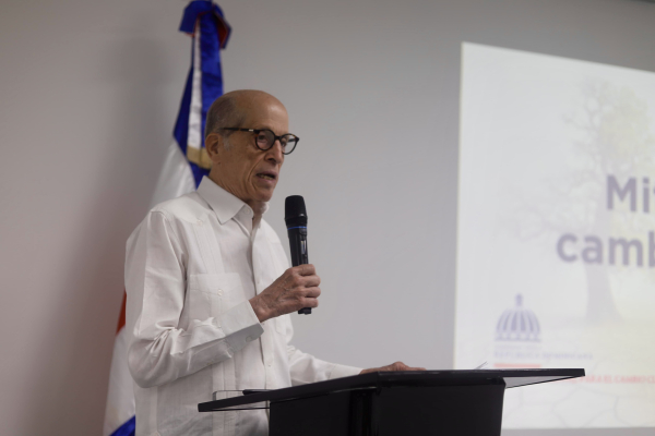 Max Puig advierte “el cambio climático aumentará la demanda de agua en la producción agrícola dominicana”
